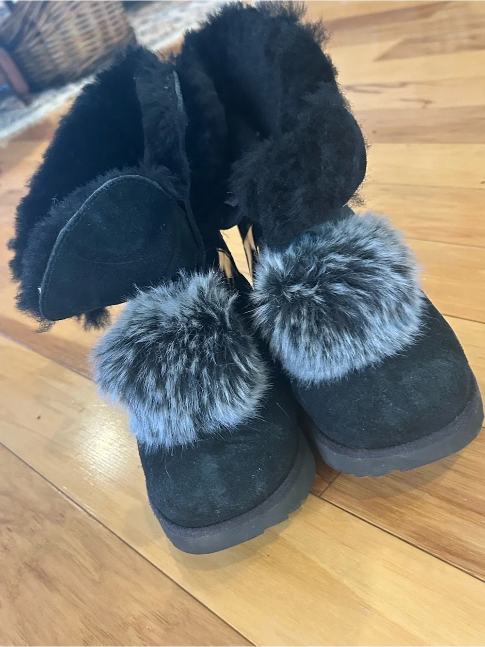 UGG Isley Youth Black Suede Patent Waterproof Boots Removable Pom Pom Size 4 Big